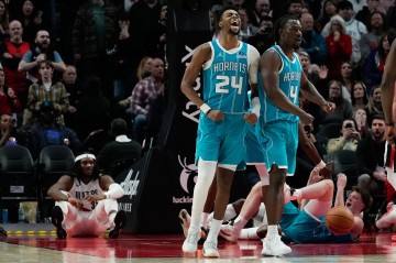 米勒23+9阿夫迪亚22+7 黄蜂客场险胜开拓者